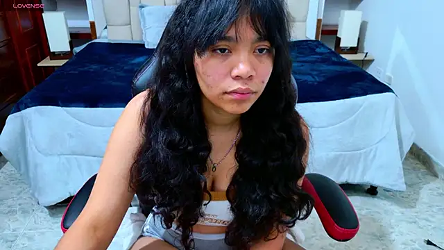 laureentt  online show from October 18, 2025, 7:36 pm