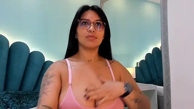 sharlott18 online show from November 13, 2025, 3:11 pm