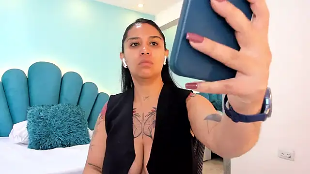 sharlott18 online show from February 12, 2026, 2:01 pm