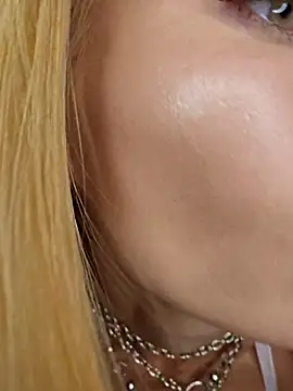 LessiaMia online show from November 22, 2025, 5:45 pm