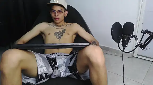 Snapshot of hot_king20 chatting on February 25, 2025, 6:42 pm hot king20 online show from February 25, 2025, 6:42 pm