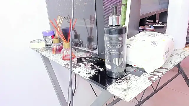 queen yully online show from December 8, 2024, 9:30 pm