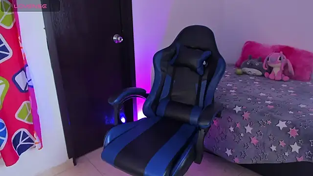 roseliam25 online show from November 4, 2025, 7:02 pm