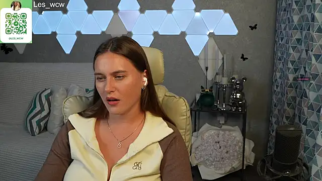 HarleyDeess online show from September 18, 2025, 8:33 pm