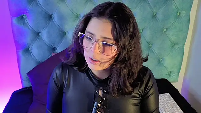 Paola Lyon  online show from March 27, 2026, 6:18 pm