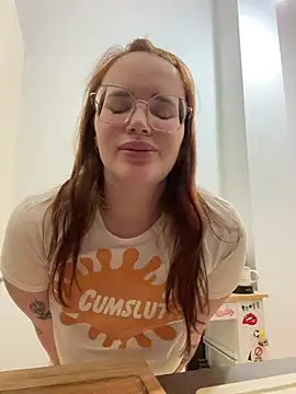 Snapshot of Mona-Peaches chatting on December 31, 2024, 10:15 am Mona-Peaches online show from December 31, 2024, 10:15 am