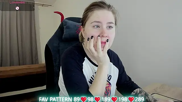 Olivia Munk online show from March 9, 2025, 3:32 am