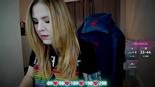 Olivia Munk online show from October 22, 2025, 4:46 am