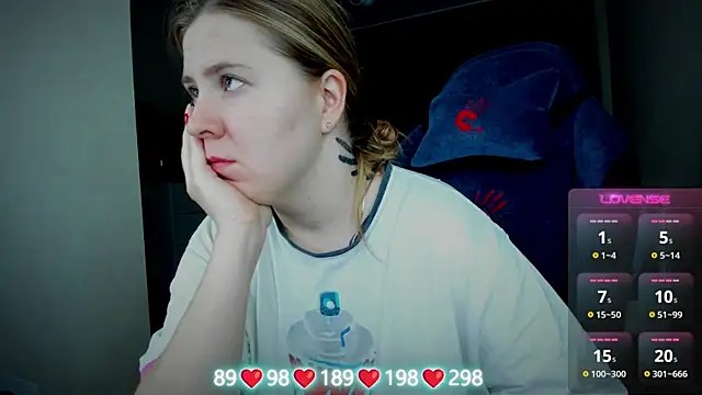 Olivia Munk online show from November 4, 2025, 3:38 am