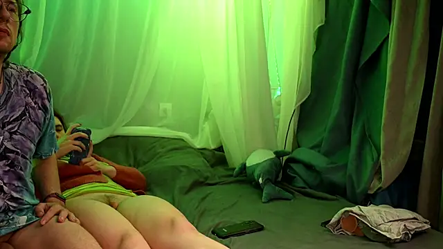 Claudia and elon  online show from September 29, 2025, 12:16 am