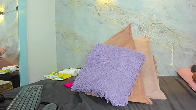 jones maddy  online show from February 25, 2025, 12:03 pm