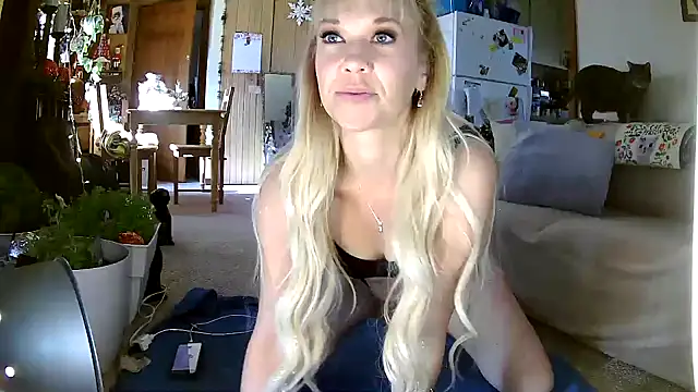 Snapshot of lyra_rose chatting on December 21, 2025, 6:04 pm lyra rose online show from December 21, 2025, 6:04 pm