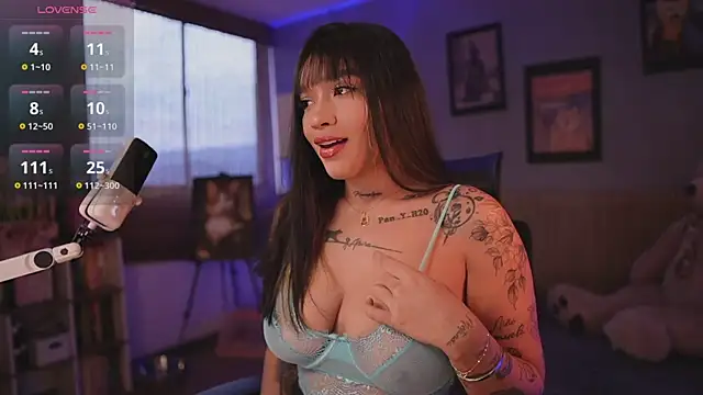 HannahW  online show from November 15, 2025, 9:43 pm