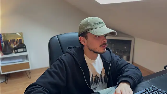 naked psy online show from November 4, 2025, 1:21 pm