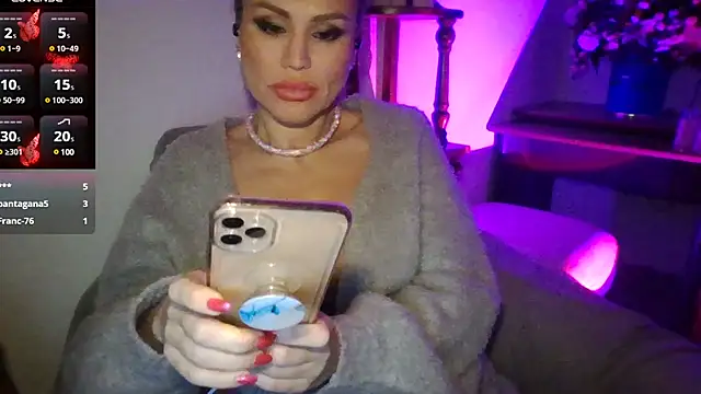 Snapshot of Radmila_Queen_ chatting on December 10, 2024, 7:11 pm Radmila Queen online show from December 10, 2024, 7:11 pm