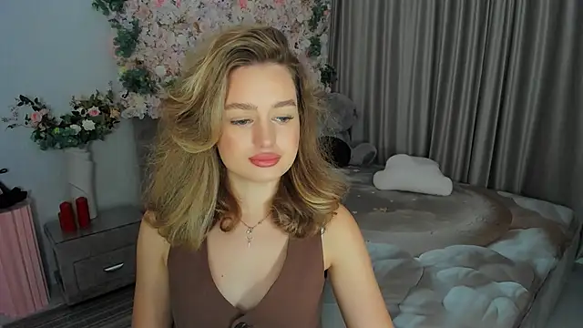 MiracleCurly online show from September 8, 2025, 7:24 pm