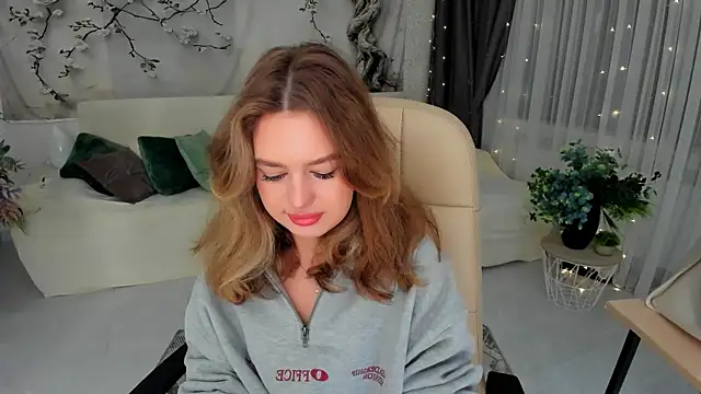 MiracleCurly online show from September 17, 2025, 7:26 pm