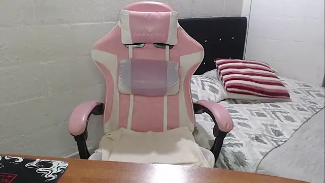 jade04 roberts online show from October 14, 2025, 11:49 pm