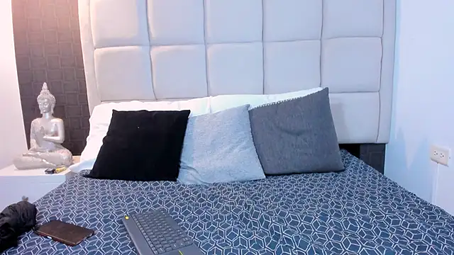 Hecatee 77 online show from February 25, 2025, 7:25 pm