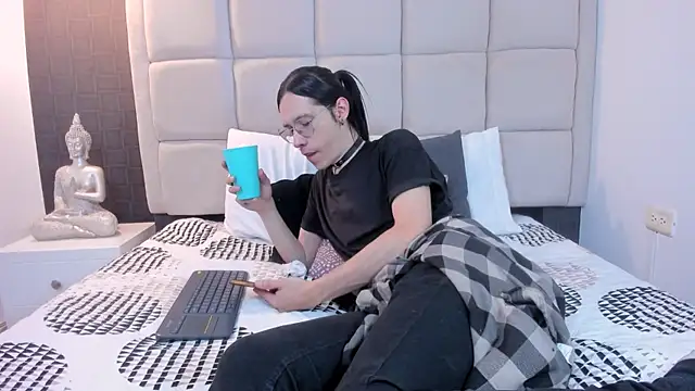 Hecatee 77 online show from March 22, 2025, 7:31 pm