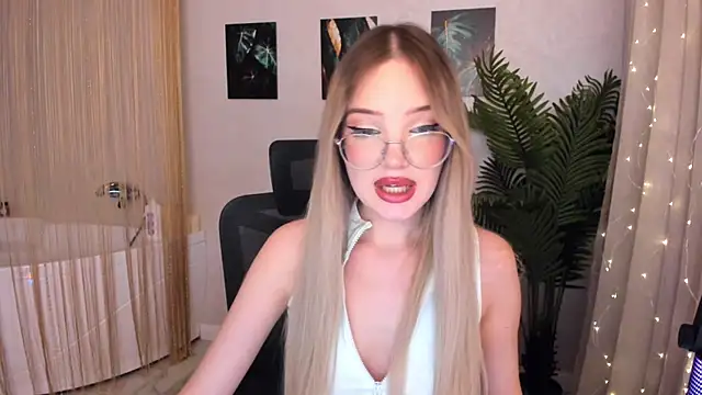 FloweryLove 1 online show from February 12, 2025, 11:40 am