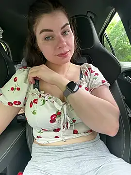 EllyNora online show from June 4, 2026, 1:39 pm