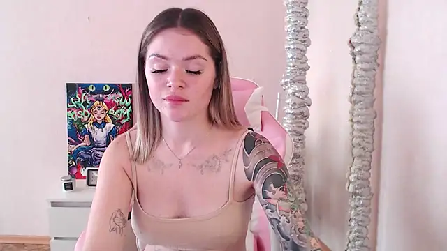 miaacatt online show from September 27, 2025, 8:08 am