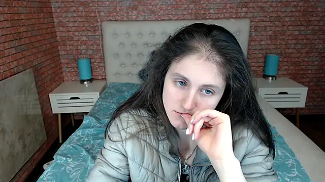 Holliy Cooper online show from March 17, 2025, 4:54 pm