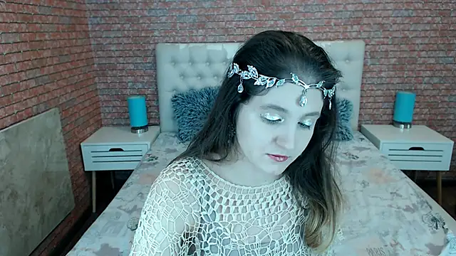 Holliy Cooper online show from November 24, 2025, 1:22 pm