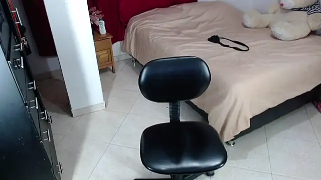 Snapshot of Tiffani_Williams chatting on January 29, 2025, 12:33 am Tiffani Williams online show from January 29, 2025, 12:33 am