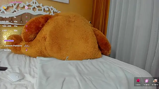 Snapshot of GoldenCaroline chatting on October 7, 2025, 12:24 pm GoldenCaroline online show from October 7, 2025, 12:24 pm