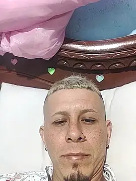 Snapshot of Somospareja1987 chatting on February 9, 2025, 3:22 am Somospareja1987 online show from February 9, 2025, 3:22 am