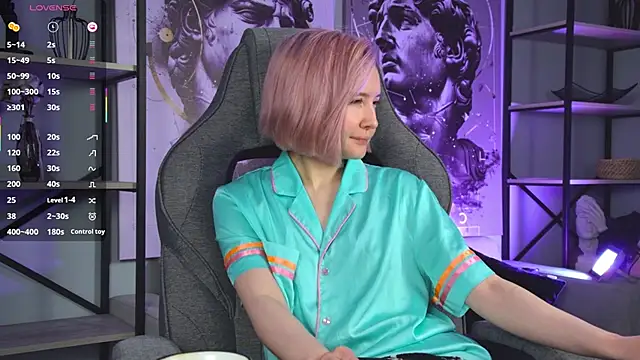 ReiYosimoto online show from November 3, 2025, 4:41 pm