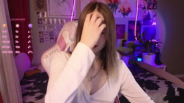 Evie Ro online show from April 24, 2026, 9:50 pm