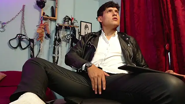 dom2travelersss online show from November 21, 2025, 8:51 pm